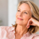 Donna matura serena, immagine rappresentativa del benessere, della sessualità e della qualità della vita durante la menopausa.
