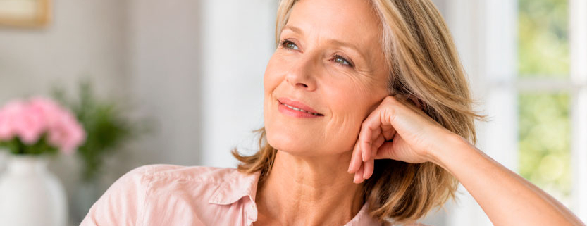 Donna matura serena, immagine rappresentativa del benessere, della sessualità e della qualità della vita durante la menopausa.