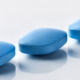 Compresse azzurre rappresentative del Viagra e del suo utilizzo nei disturbi dell’erezione.