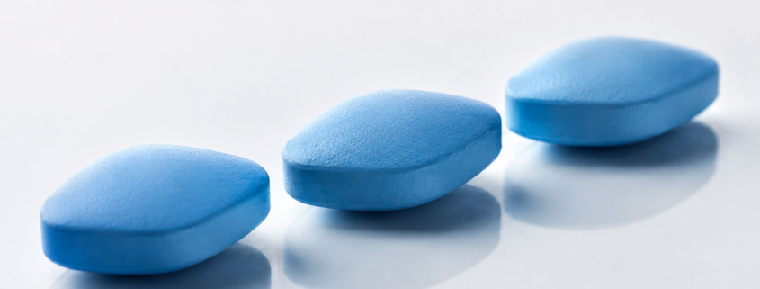 Compresse azzurre rappresentative del Viagra e del suo utilizzo nei disturbi dell’erezione.