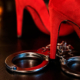 Scarpe rosse e manette come rappresentazione simbolica delle parafilie e delle loro possibili cause psicologiche.
