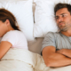 Coppia a letto con difficoltà nell’intimità e calo del desiderio