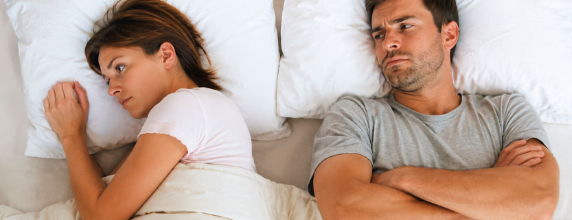 Coppia a letto con difficoltà nell’intimità e calo del desiderio