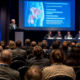 Congresso medico con specialisti riuniti in una sala durante una relazione scientifica di andrologia