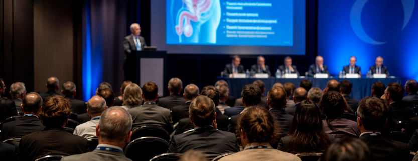 Congresso medico con specialisti riuniti in una sala durante una relazione scientifica di andrologia